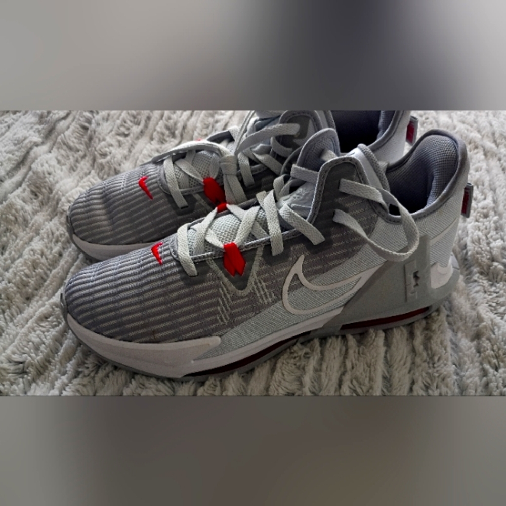 Nike Lebron JAMES... NEW